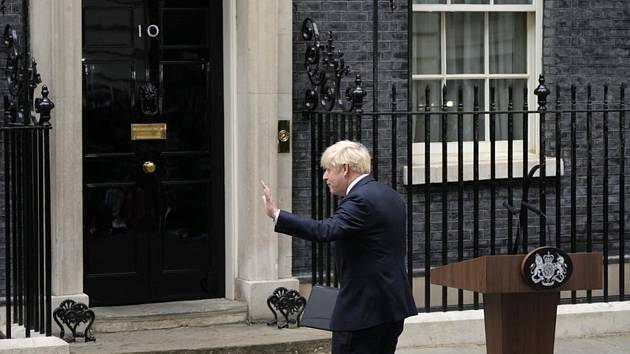 Boris Johnson odchází od řečnického pultu před sídlem britských premiérů v londýnské Downing Street, 7. července 2022