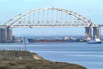 Rusko blokovalo průjezd Kerčským průlivem do Azovského moře