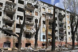 Ostřelováním zničený obytný dům v ukrajinském Kramatorsku. Snímek pochází z dubna 2022
