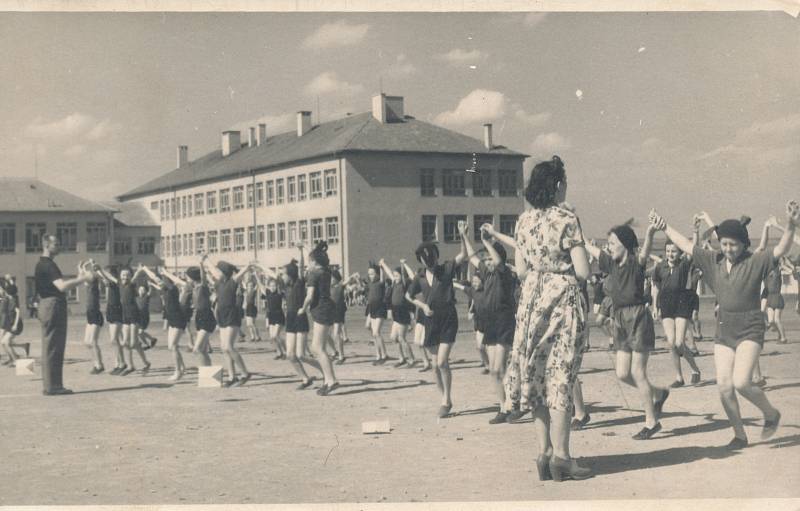 Nová budova základní školy Záboří byla dostavěná v roce 1951. Na fotce z roku 1956 cvičí starší žáci v místech dnešního fotbalového hřiště