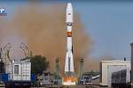 Ruská raketa Sojuz startuje na fotografii Roskosmosu z kosmodroumu v Bajkonuru 9. srpna 2022 s íránskou družicí Chajjám, aby ji vynesla na orbitu