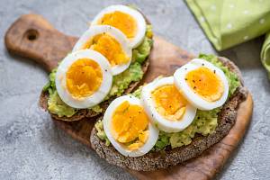 Snídani obohatí a mozek posílí například celozrnný toust s avokádovou pomazánkou a vejci