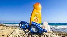 Opalovací krém nepatří pouze do plážové brašny, ale měl by se stát nepostradatelnou součástí letní kosmetické výbavy.