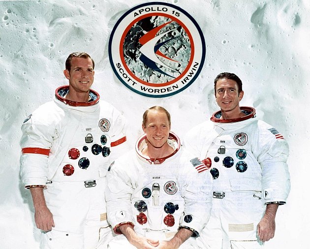 Posádka Apollo 15. Zleva: David Scott, Alfred Worden a James Irwin.