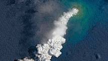 Erupce podmořského vulkánu nedaleko souostroví Tonga v Tichomoří.
