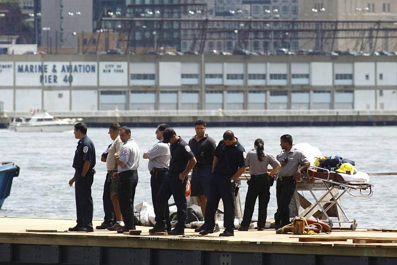 Záchranáři na místě pádu vrtulníku a letadla do Hudsonu v New Yorku.