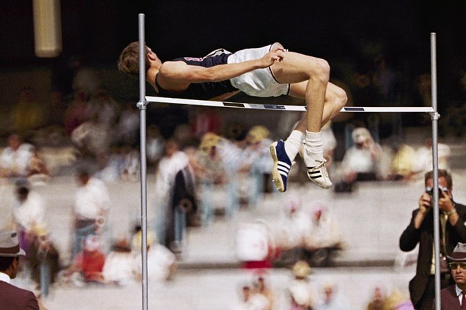 Američan Dick Fosbury během finále výškařské soutěže na olympijských hrách v Mexiku v roce 1968
