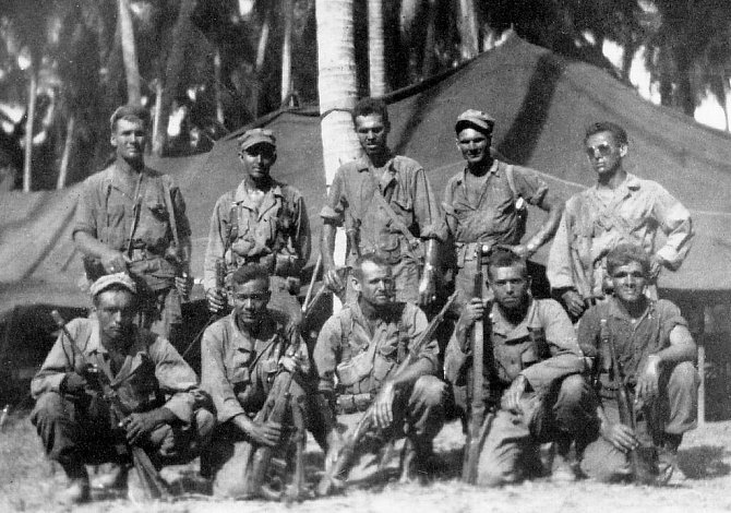 Členové přepadového oddílu americké šesté armády, tzv. Alamo Scouts, po úspěšném přepadu