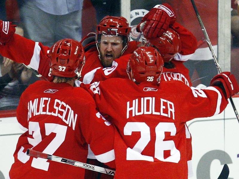 Hokejisté Detroitu Mikael Samuelsson (č. 37) a Jiří Hudler (č. 26) gratulují Niklasi Kronwallovi ke gólu do sítě Pittsburghu v pátém finále NHL.