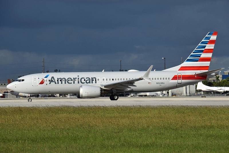 Boeing 737 MAX v barvách společnosti American Airlines