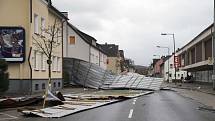 Bouře v Německu strhávala střechy.
