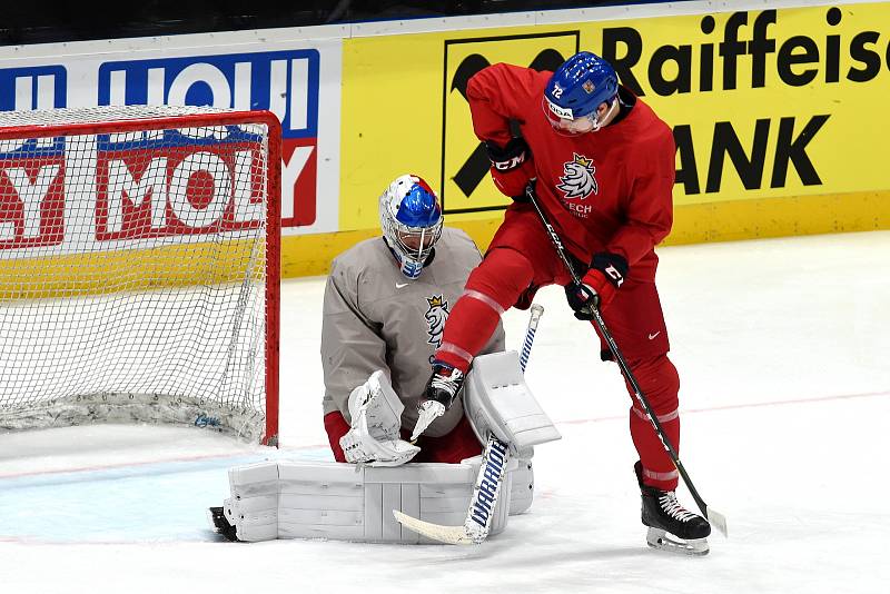 Bratislava 24.5.2019 - Mistrovství světa v Bratislavě - rozbruslení před semifinále Česko Kanada - Pavel Francouz a Filip Chytil