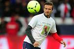 Hvězda Paris St. Germain David Beckham se rozcvičuje před zápasem.