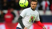 Hvězda Paris St. Germain David Beckham se rozcvičuje před zápasem.