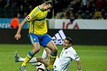 Hvězda Švédů Zlatan Ibrahimovic (vlevo) proti Moldavsku.