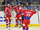 Čeští hokejisté (zleva) Petr Hubáček, Zbyněk Irgl a Jiří Novotný se radují z gólu proti Finsku.