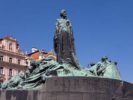 Socha Jana Husa na pražském Staroměstském náměstí.