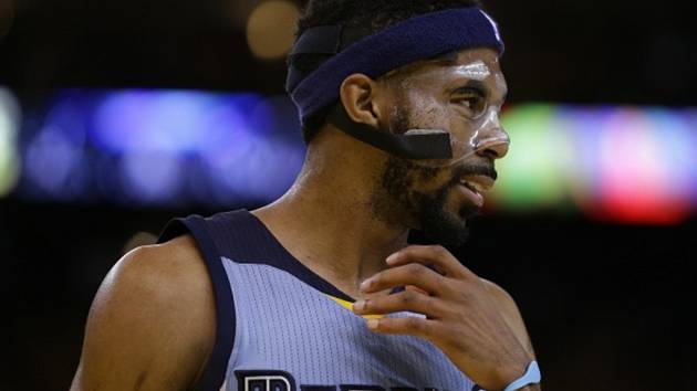 Mike Conley z Memphisu s ochrannou maskou.