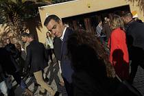 Španělský premiér a šéf vládních socialistů Pedro Sánchez odchází z volební místnosti