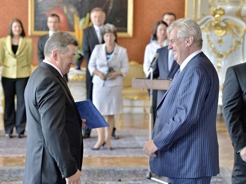 Prezident republiky Miloš Zeman (vpravo) jmenoval 10. července v Praze ministrem průmyslu a obchodu Jiřího Ciencialu (vlevo).