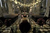 Poslední rozloučení s Nikim Laudou ve vídeňské katedrále svatého Štěpána.
