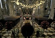 Poslední rozloučení s Nikim Laudou ve vídeňské katedrále svatého Štěpána.