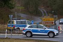 Policisté uzavřeli silnici v blízkosti města Kusel ve spolkové zemi Porýní-Falc, kde neznámí pachatelé zastřelili dva policisty