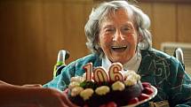 Paní Alena Sedlážková slaví své 106. narozeniny, navzdory Covid-19.