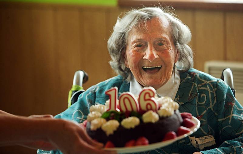 Paní Alena Sedlážková slaví své 106. narozeniny, navzdory Covid-19.