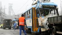 Nehoda tramvaje s nákladním autem mezi tramvajovými zastávkami Důl Hlubina a Doktora Malého v Ostravě.