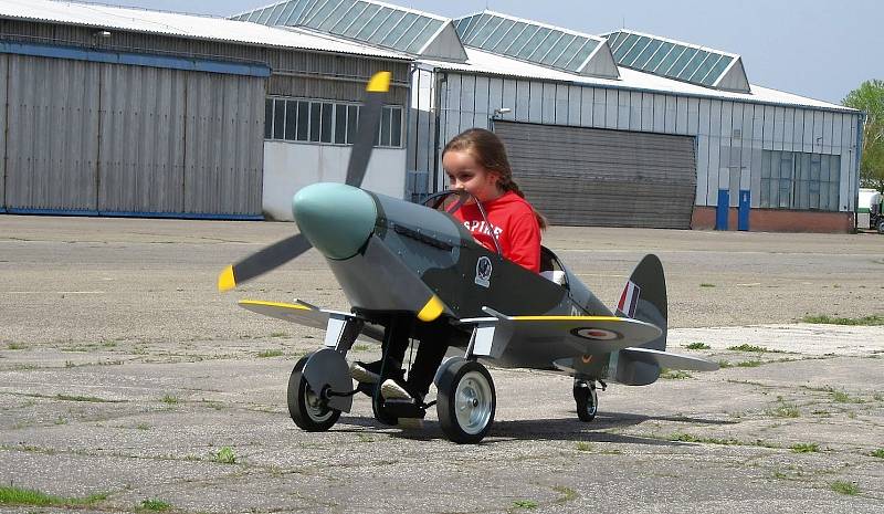 Novinkou letošní sezony v Leteckém muzeu v Kunovicích jsou šlapací miniatury letadel, které se ovládají stejně jako klasický letoun. Foto: se souhlasem Leteckého muzea Kunovice