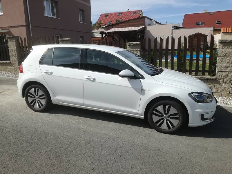 Volkswagen e-Golf se až na detaily neliší od Golfu se spalovacím motorem.