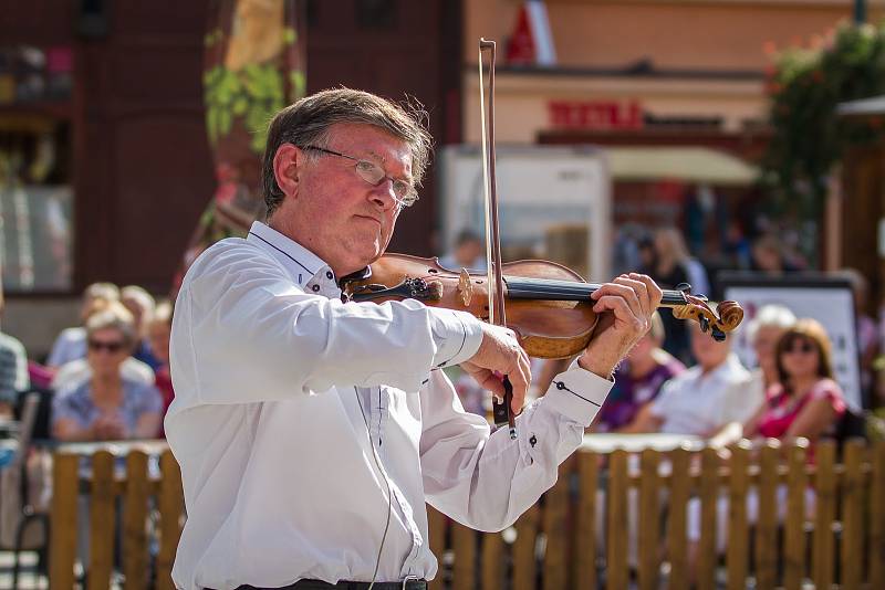 Houslista František lamač v doprovodu sopranistky Jany Heryánové Ryklové odehrál 5. září v Jablonci nad Nisou koncert rámci hudebního festivalu Město plné tónů 2018.