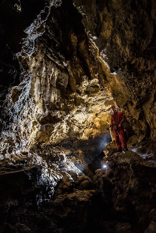 Ke vchodu do jeskyně vede poměrně náročná pěší cesta k Chatě generála M. R. Štefánika. Vstup je v nadmořské výšce 1520 metrů nad mořem