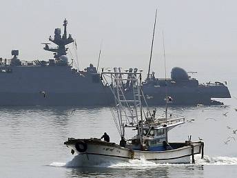 Soul vyslal čtyři menší vojenské lodě, aby vyhnaly rybáře z neutrálních vod v okolí jihokorejského ostrova Kanghwa, kde je lov zakázán. 