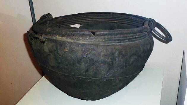 Kovový kotel z doby bronzové. Ilustrační snímek