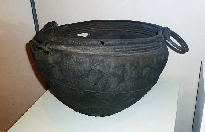 Kovový kotel z doby bronzové. Ilustrační snímek