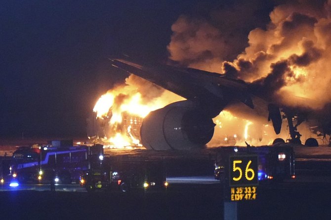 Hořící letadlo společnosti Japan Airlines na ranveji tokijského letiště Haneda