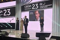 Cenu CEEQA si ve Varšavě převzal spolumajitel společnosti Penta Marek Dospiva