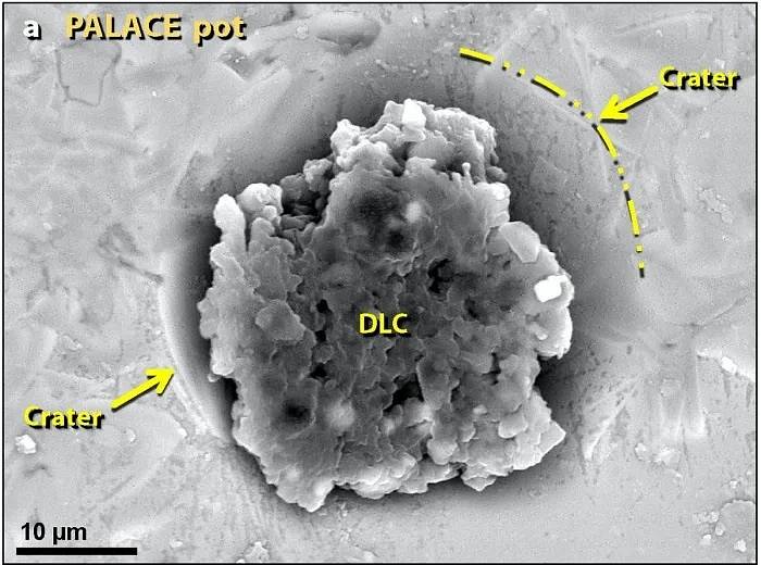 Diamonoidy uvnitř kráteru (uprostřed). Utvořily je vysoké teploty ohnivého tělesa a jeho tlak na pozemské rostliny