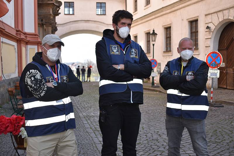 Natáčení seriálu Extinction v Litoměřicích se neobešlo bez dohledu "Covid maršála" Luďka Herdy a jeho lidí.