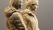 Peter Demetz vyřezává ze dřeva sochy, které jsou tak detailně propracovány, že vypadají jako živé
