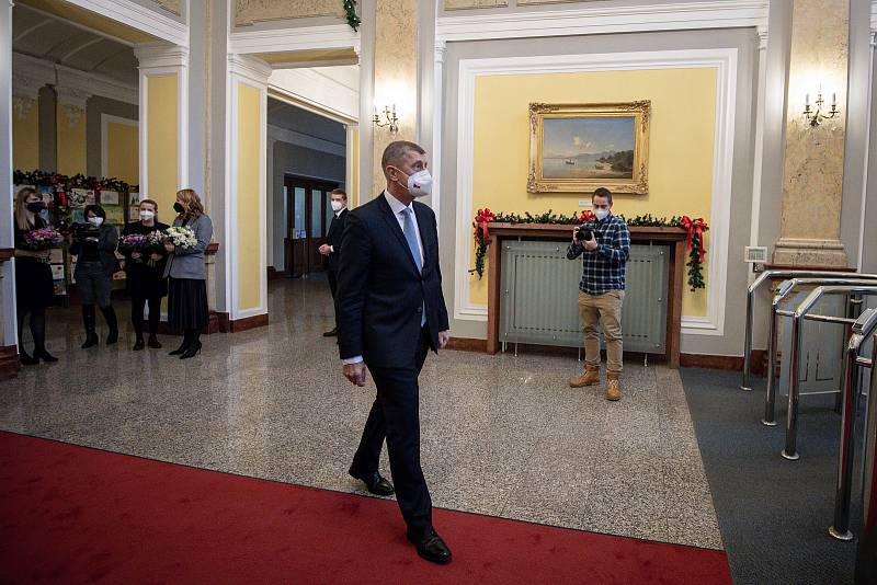 Andrej Babiš čeká před prvním zasedáním nově jmenované vlády 17. prosince 2021 ve Strakově akademii v Praze.