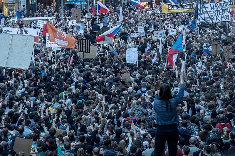 Tisíce lidí protestovaly 9. dubna na pražském Václavském náměstí proti premiérovi Andreji Babišovi.