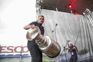 Jakub Vrána přivezl do Prahy slavný Stanley Cup.