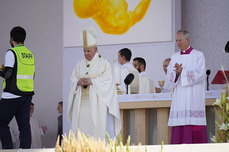 Papež František sloužící bohoslužbu ve slovenském Šaštíně. Dorazilo téměř padesát tisíc věřících a poutníků. Na pódiu je velký kříž, jehož srdce tvoří dřevo z trámů tornádem poškozeného kostela v Moravské Nové Vsi.