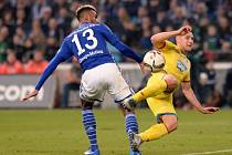 Schalke - Hoffenheim: Pavel Kadeřábek sleduje, jak skóruje domácí kanonýr Eric Maxim Choupo-Moting