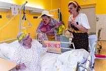 Psychiku seniorů v nemocnicích i v domovech pro seniory dokážou výborně podpořit Zdravotní klauni.