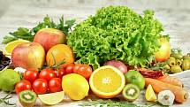 Kdo jí pestrou stravu s dostatkem čerstvé zeleniny a ovoce, nemusí vitamin C nijak doplňovat.