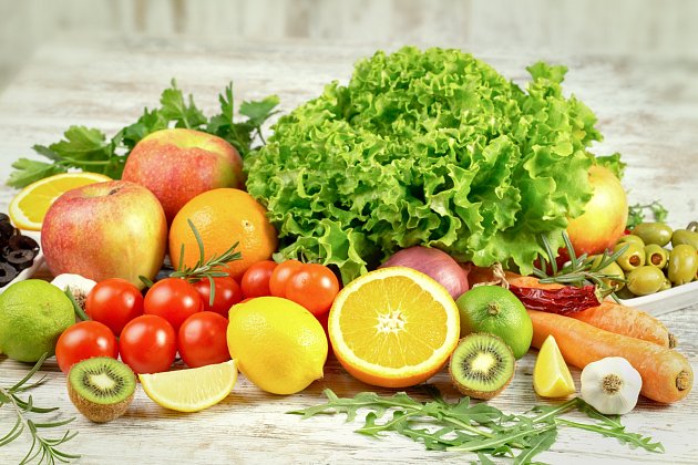 Kdo jí pestrou stravu s dostatkem čerstvé zeleniny a ovoce, nemusí vitamin C nijak doplňovat.